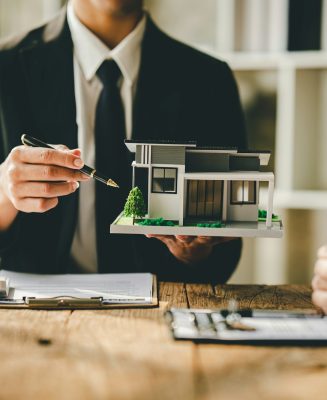 real estate agent Delivering sample homes to customers, mortgage loan contracts. Make a contract for